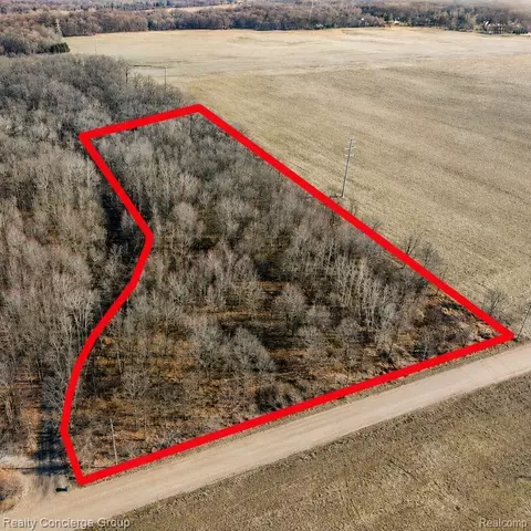 2681 Fisk Rd, Genoa, MI 48843