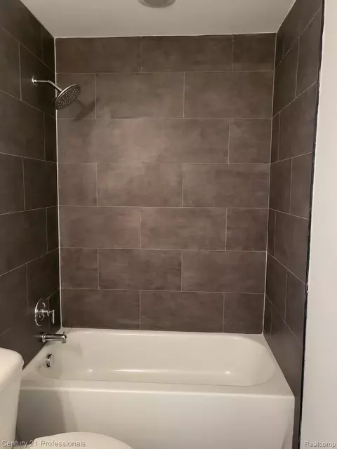 Bath - 2917 Summers Pl, Troy, MI 48084 photo 3 of 3