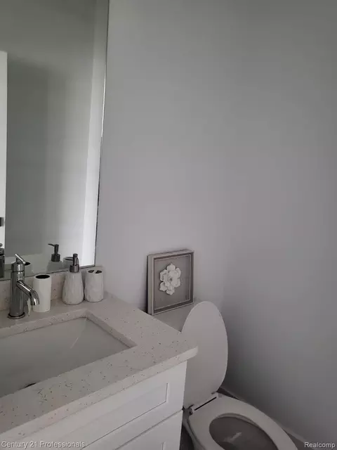 Bath - 2917 Summers Pl, Troy, MI 48084 photo 1 of 3