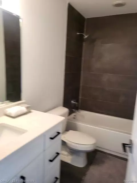 Bath - 2917 Summers Pl, Troy, MI 48084 photo 2 of 3