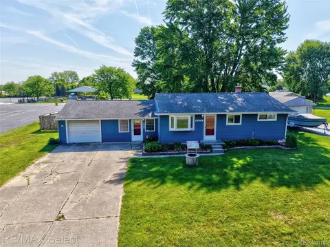 4075 Bristolwood Dr, Flint, MI 48507