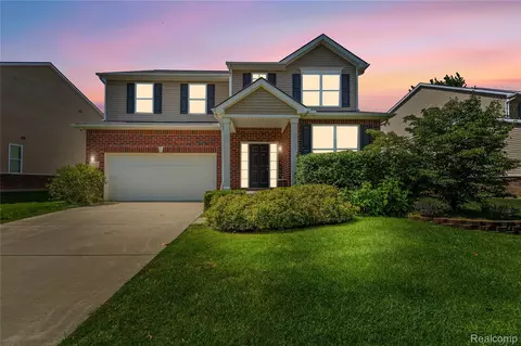 28547 Oakmonte Cir E, Lyon, MI 48165