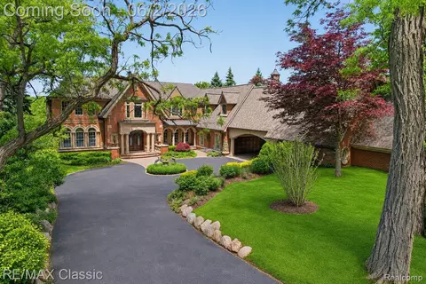 2360 Private Dr, Lake Angelus, MI 48329