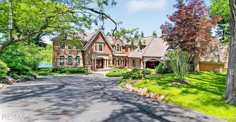 2360 Private Dr, Lake Angelus, MI 48329