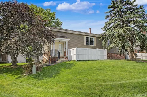 20872 E Glen Haven Cir #30, Northville, MI 48167