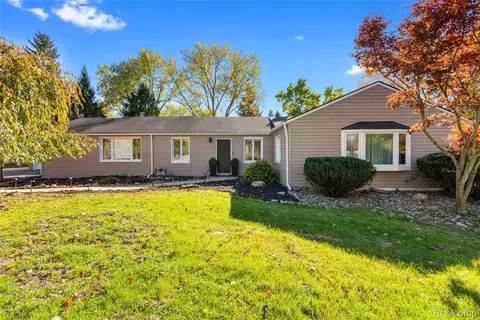 6810 N Territorial Rd, Plymouth, MI 48170