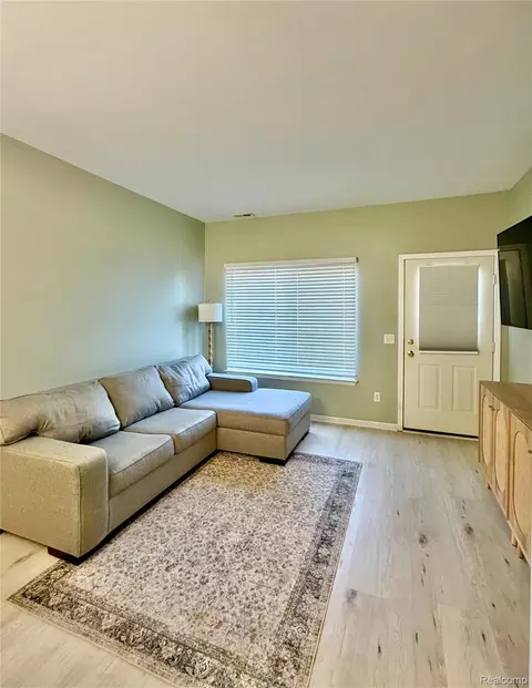 26728 Ashton Dr, Woodhaven, MI 48183