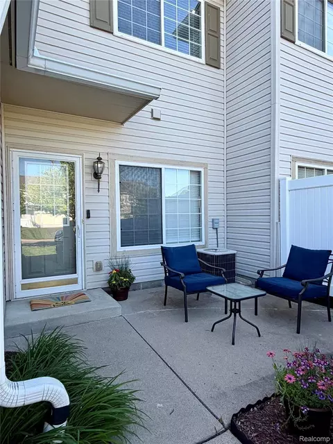 26728 Ashton Dr, Woodhaven, MI 48183