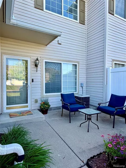 26728 Ashton Dr, Woodhaven, MI 48183