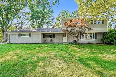 6275 Westmoor Dr, Shelby Township, MI 48316