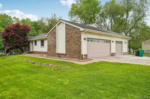 1397 Flamingo St, Wixom, MI 48393