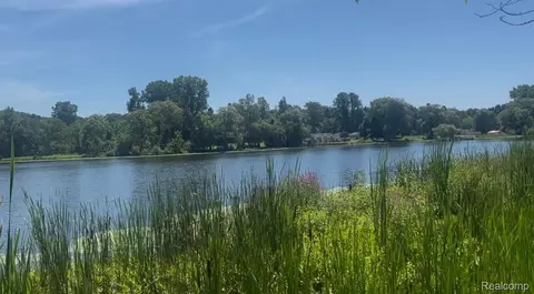 454 East Rd, Holly, MI 48442