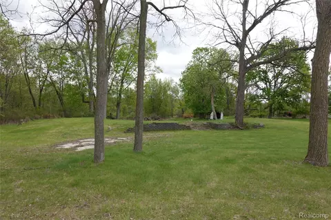 454 East Rd, Holly, MI 48442
