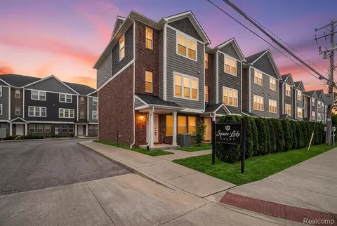 2925 Square Lake Ct, Troy, MI 48085