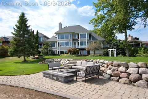 826 Wolverine Dr, Wolverine Lake, MI 48390