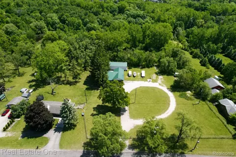 1325 S Hospital Rd, Waterford, MI 48327