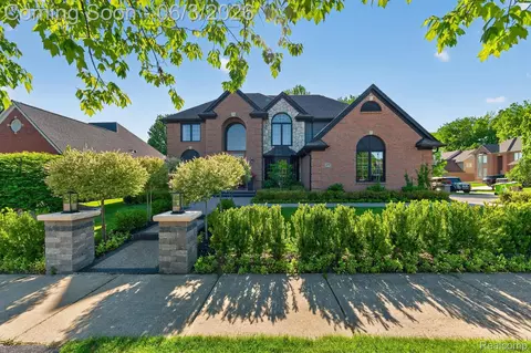 371 Lone Pine Cir, Rochester, MI 48307