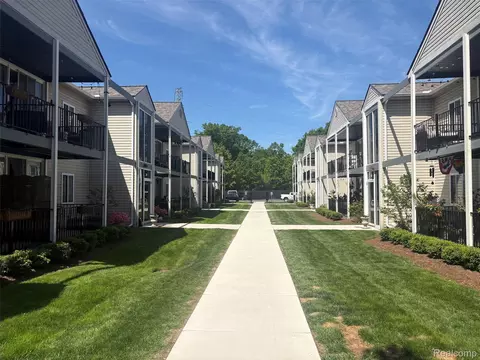 305 N Eton St, Birmingham, MI 48009