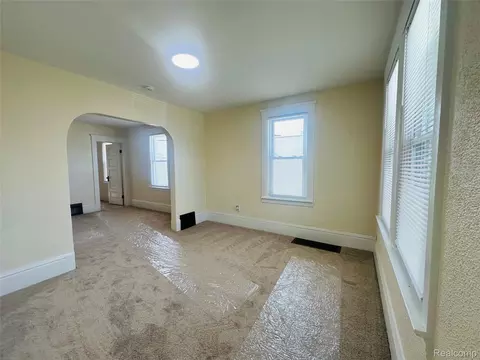Living - 18576 Jefferson, Riverview, MI 48193 photo 4 of 5