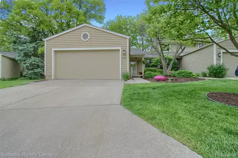 713 Woodcreek Cir #26, Saline, MI 48176
