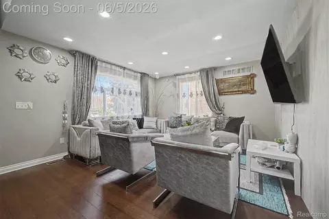 Living - 5524 Maple St, Dearborn, MI 48126 photo 2 of 6