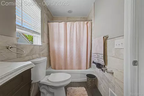 Bath - 5524 Maple St, Dearborn, MI 48126 photo 7 of 9