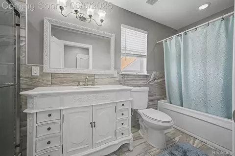 Bath - 5524 Maple St, Dearborn, MI 48126 photo 3 of 9