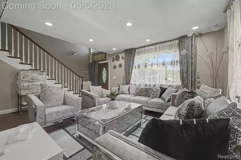 Living - 5524 Maple St, Dearborn, MI 48126 photo 3 of 6