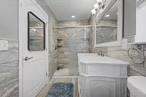 Bath - 5524 Maple St, Dearborn, MI 48126 photo 4 of 9