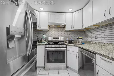 Kitchen - 5524 Maple St, Dearborn, MI 48126 photo 4 of 5