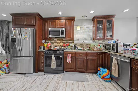 Kitchen - 5524 Maple St, Dearborn, MI 48126 photo 2 of 5