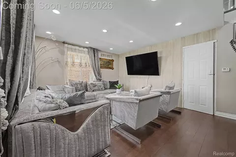 Living - 5524 Maple St, Dearborn, MI 48126 photo 1 of 6
