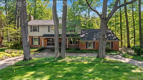 22586 N Nottingham Dr, Beverly Hills, MI 48025