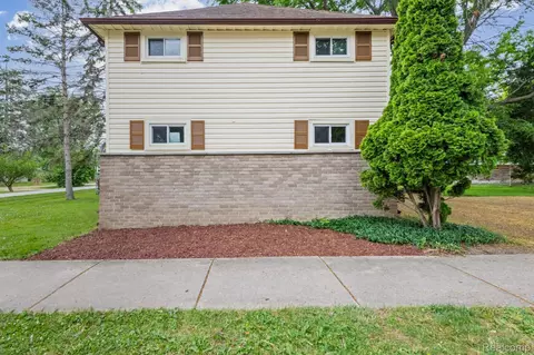 7993 Church Rd, Grosse Ile, MI 48138