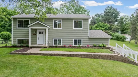 2904 Sun Terrace Dr, Hartland, MI 48353
