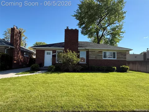 22306 Rosedale St, Saint Clair Shores, MI 48080