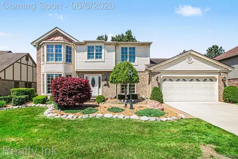 18535 Queensbury Dr, Livonia, MI 48152