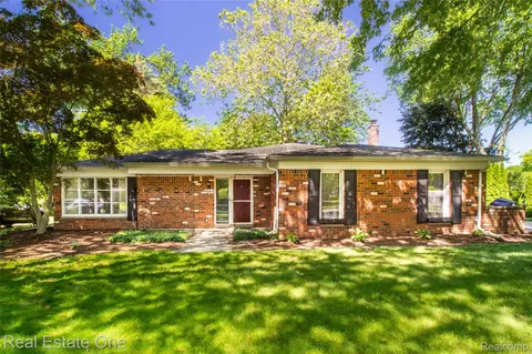 4243 Frostwood Ct, Troy, MI 48098