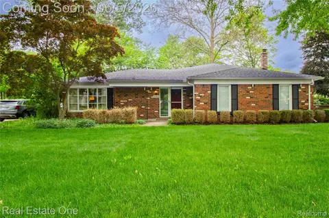 4243 Frostwood Ct, Troy, MI 48098