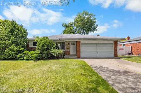 29903 Blossom Ln, Warren, MI 48088