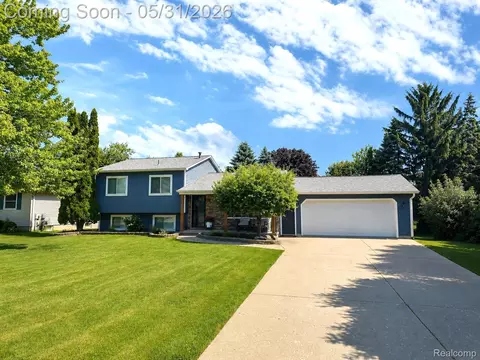 4102 Farner St, Fenton, MI 48451