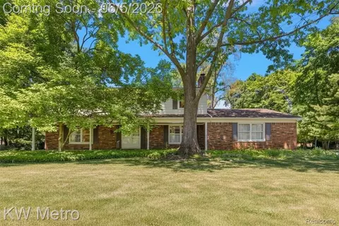 7036 Lindenmere Dr, Bloomfield Hills, MI 48301