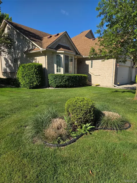30118 Indianwood Dr, Chesterfield, MI 48047