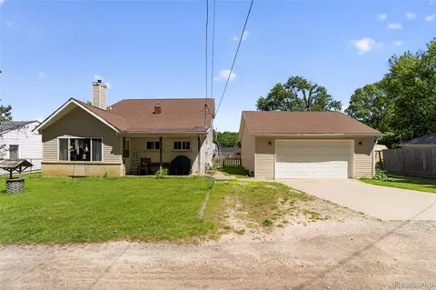 Exterior - 7166 Alpine Dr, Argentine, MI 48451 photo 2 of 8