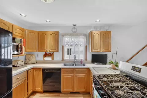 Kitchen - 7166 Alpine Dr, Argentine, MI 48451 photo 3 of 3