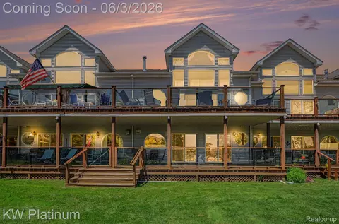 37860 Jefferson Ave, Harrison, MI 48045