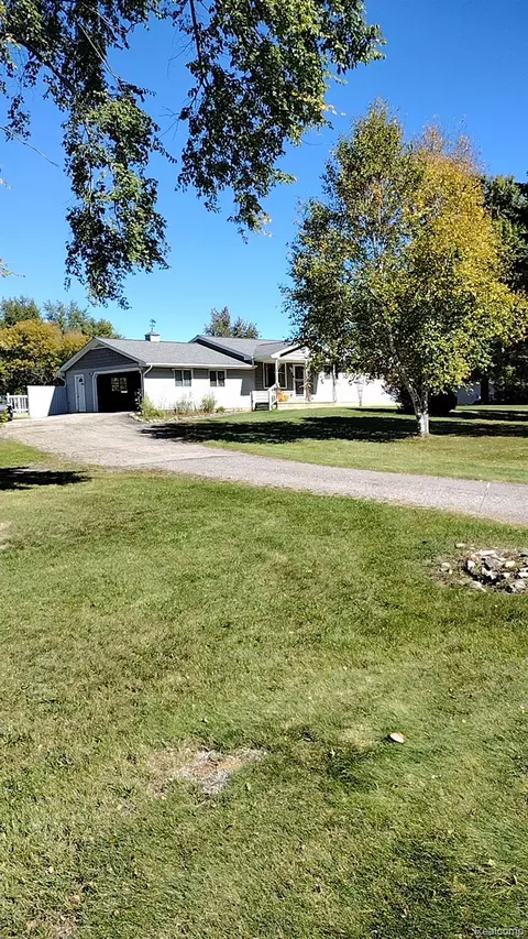 9766 Amanda Dr, Handy, MI 48836