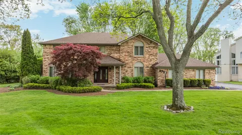 4700 S Valleyview Rd, West Bloomfield, MI 48323