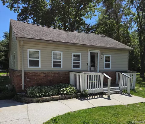 941 Burlingham St, Oxford, MI 48371