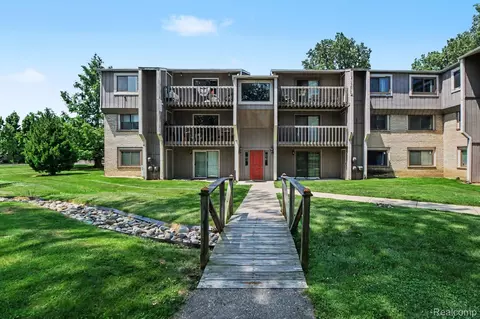 29890 W 12 Mile Rd E #907, Farmington Hills, MI 48334